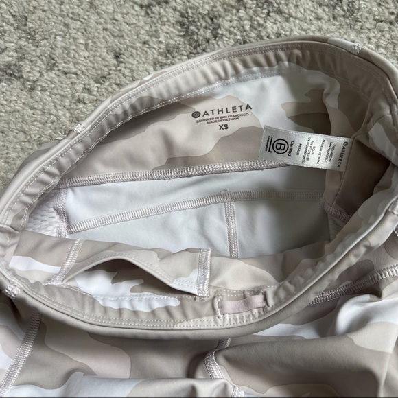 đť…şAthleta Contender Tight 7/8 Athletic Legging White Camo Print Size XS - Picture 12 of 13